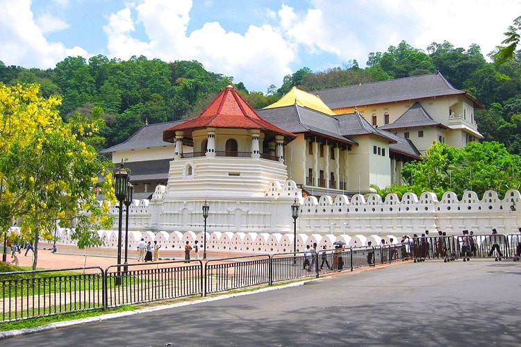 sri-lanka-christi-tours-sri-lanka-day-tours-kandy-temple